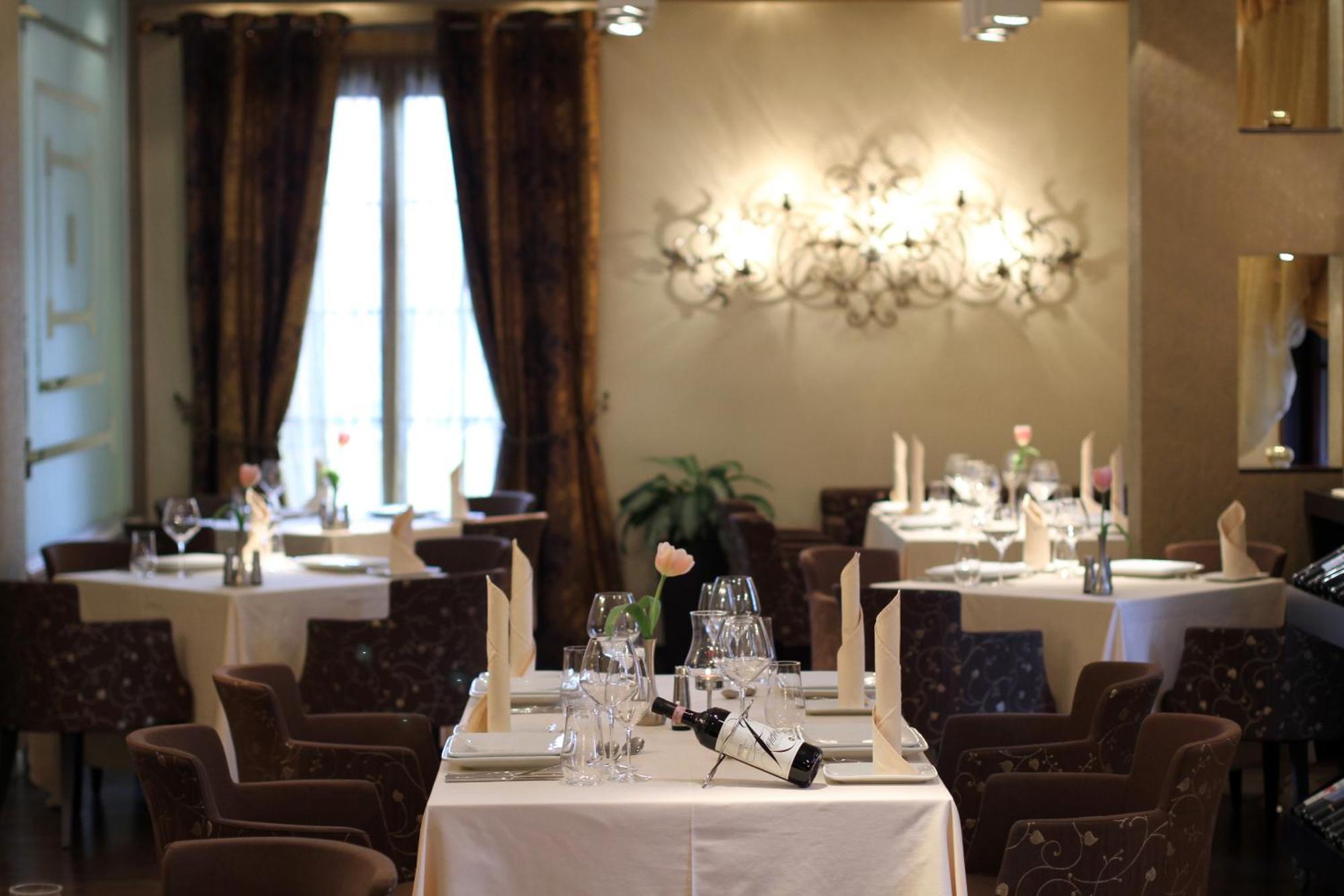 Monarc Hotel Tirana Restaurant photo