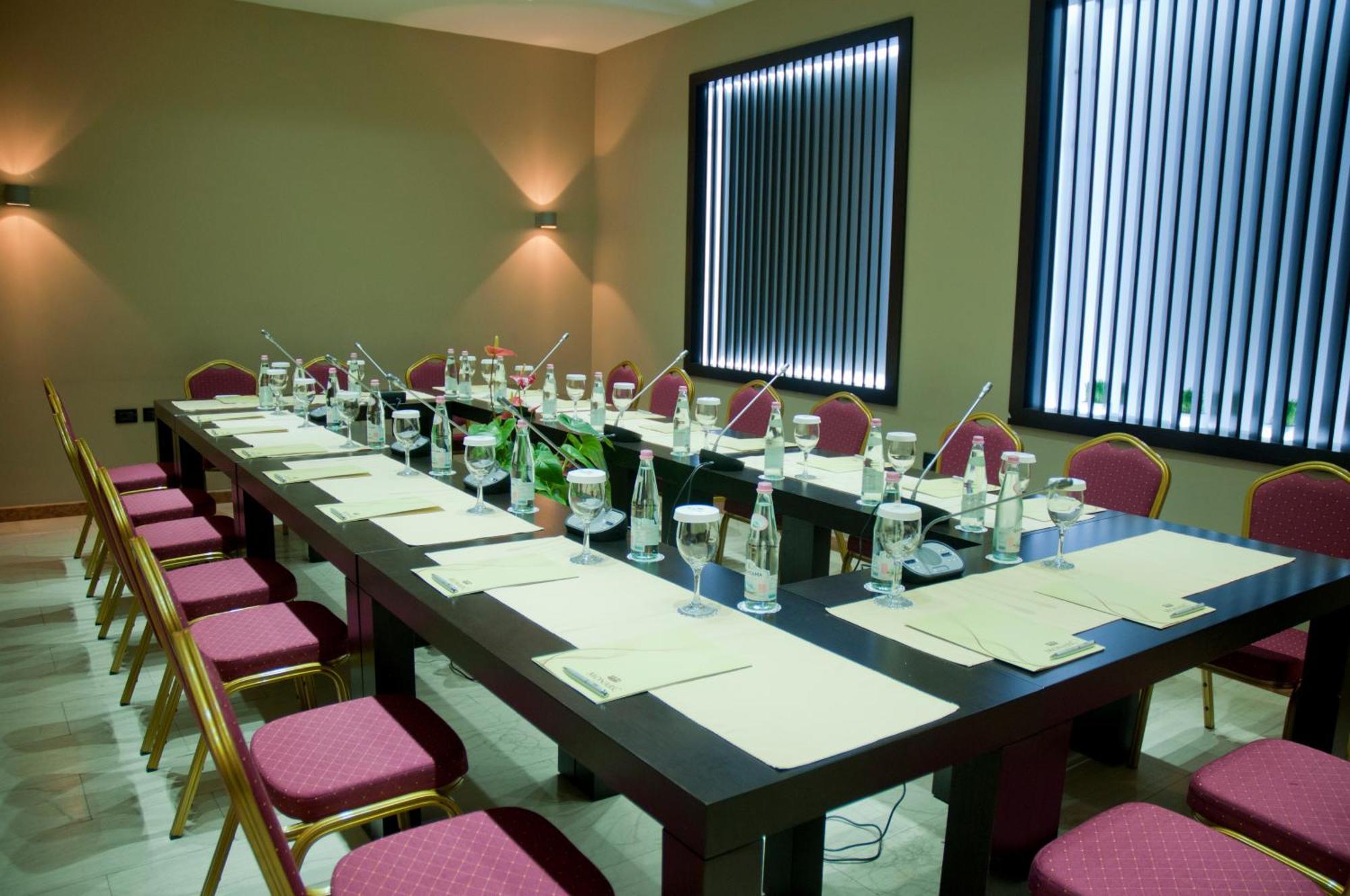 Monarc Hotel Tirana Business photo