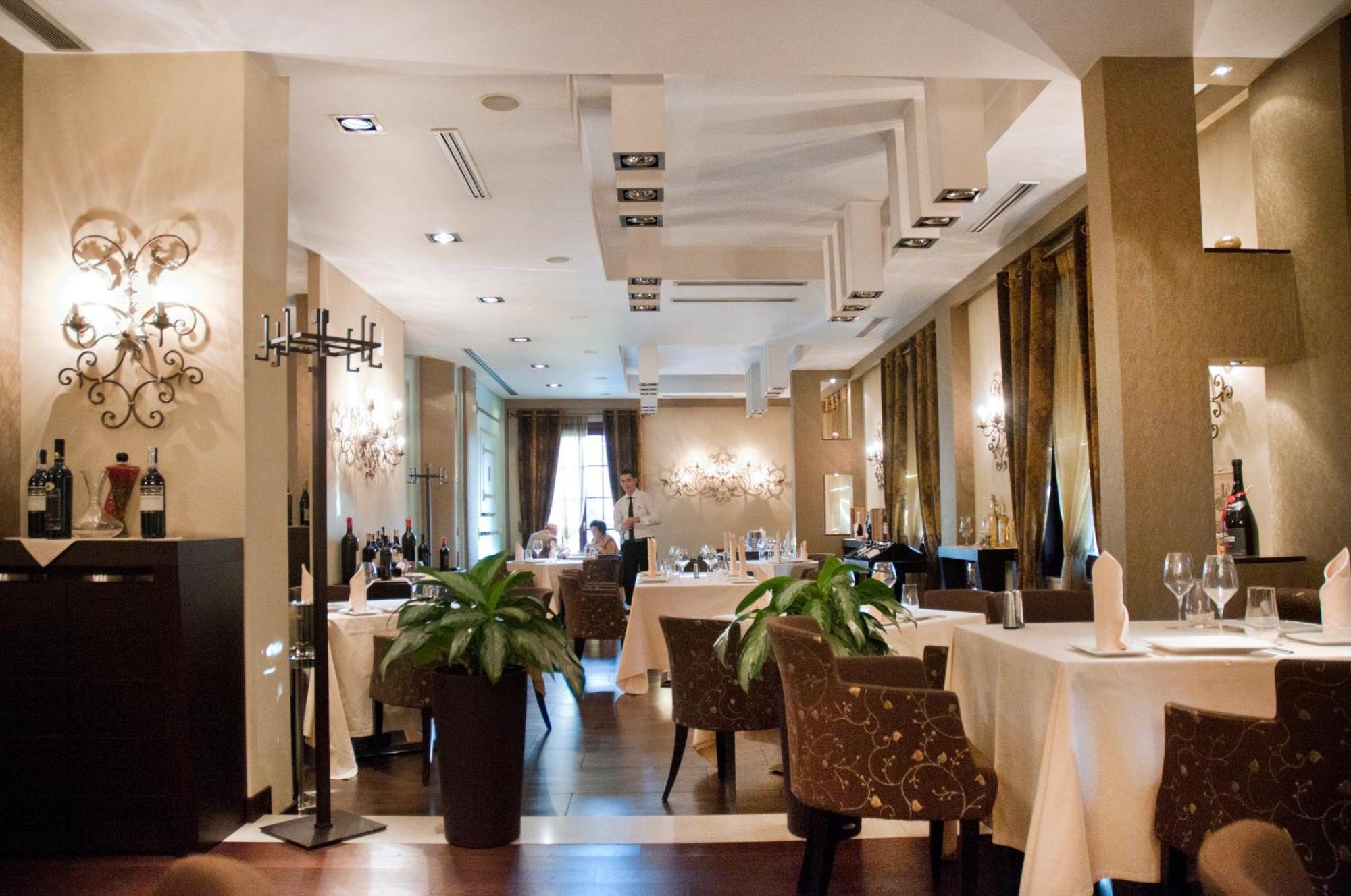 Monarc Hotel Tirana Restaurant photo